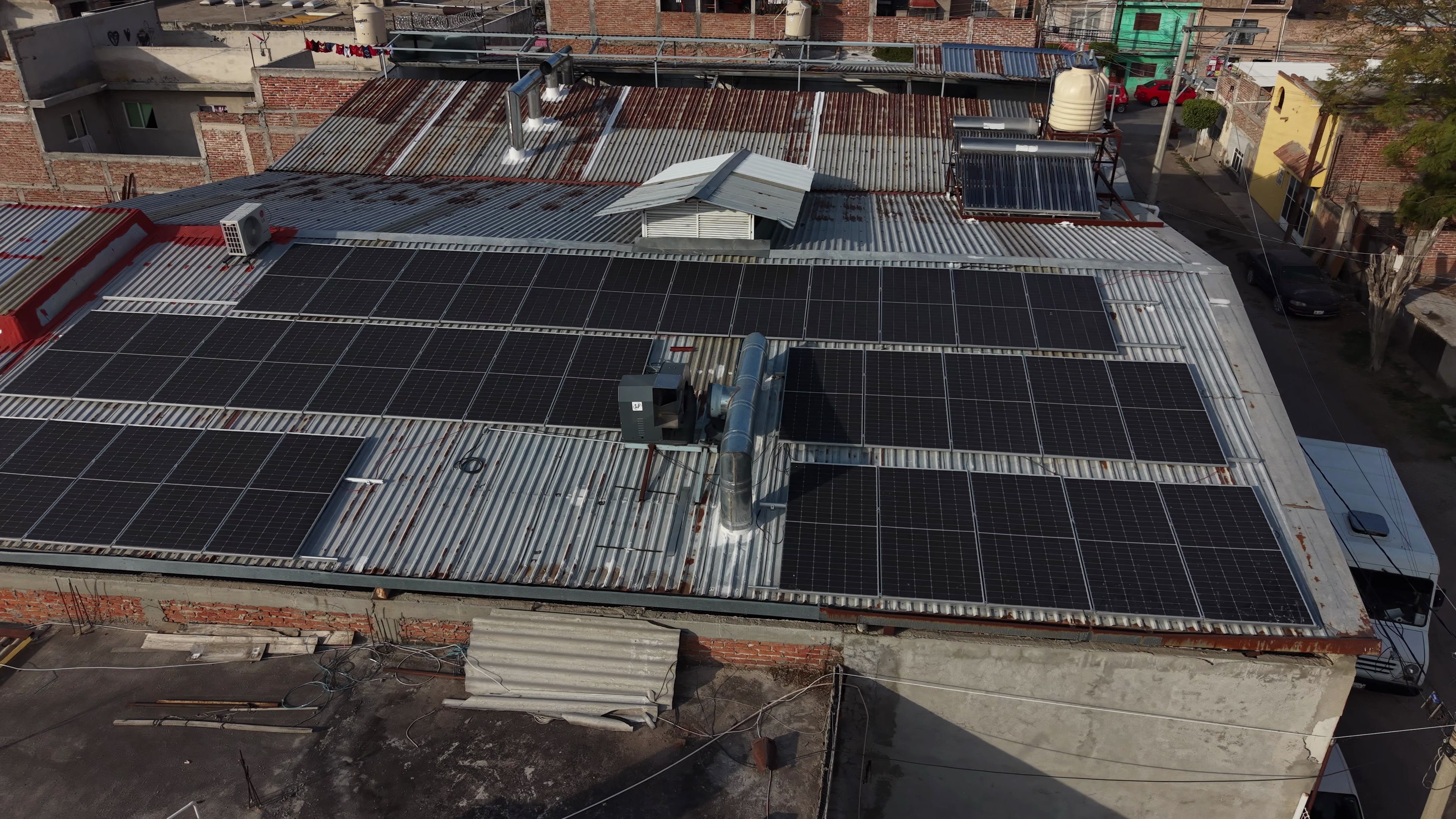 Vista aérea de bodega comercial con paneles solares fotovoltaicos en Celaya, Guanajuato